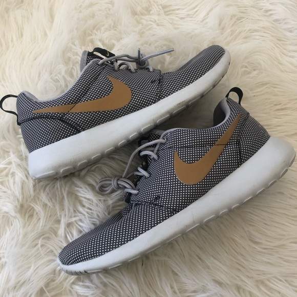 ✔️ GUC✔️ NIKE grey/gold Roshe One ~ size 8.5 - Picture 4 of 8